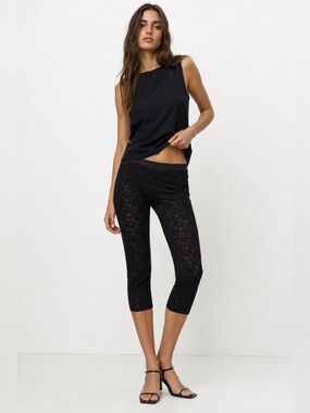 HUE Black Lace High Rise Stretch Capri Leggings